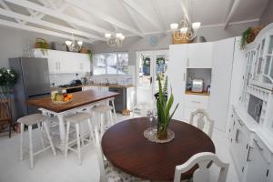 Kuchyň nebo kuchyňský kout v ubytování C the Sea 3bedroom house with 2 queen and 2 single beds max 6sleep 2bathroom walk distance to beach in Glentana Outeniqua Strand with free Wi-Fi and sea view