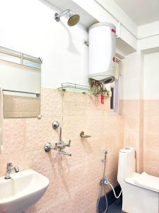 een badkamer met toilet en wastafel bij Khangrila Nest Homestay in Sombāri