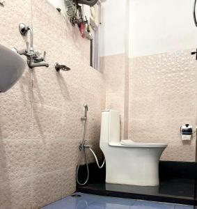 een badkamer met douche, toilet en wastafel bij Khangrila Nest Homestay in Sombāri