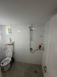 a small bathroom with a toilet and a shower at יחידת דיור חדשה עם מקלט - הפינה בגליל in Qiryat Shemona