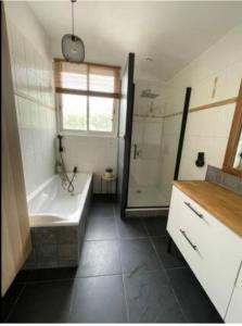 Koupelna v ubytování Maison de ville paisible