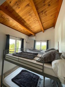 Ένα ή περισσότερα κρεβάτια σε δωμάτιο στο Gîte Barbouillet -Village De Gîtes