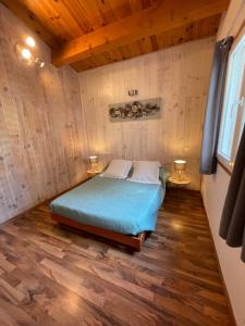 En eller flere senge i et værelse på Gîte Barbouillet -Village De Gîtes + 22 billeder