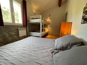 een slaapkamer met een groot wit bed en een raam bij Gîte Noisetier - Village De Gîtes in Rosières +13 foto's
