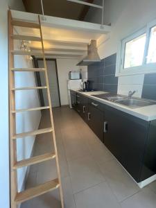 Η κουζίνα ή μικρή κουζίνα στο Gite Les Pins - Village De Gîtes