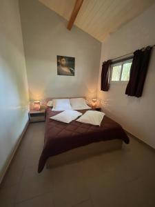 Ένα ή περισσότερα κρεβάτια σε δωμάτιο στο Gite Les Pins - Village De Gîtes