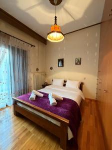 ein Schlafzimmer mit einem großen Bett, auf dem Handtücher liegen in der Unterkunft Platanaki View in Pýli