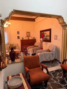 een woonkamer met een kerstmuts aan de muur bij Platanaki View in Pýli