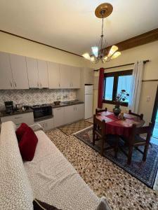 ein Wohnzimmer mit Sofa und Tisch in einer Küche in der Unterkunft Platanaki View in Pýli + 17 Fotos