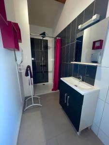 Ένα μπάνιο στο Gite Les Pins - Village De Gîtes