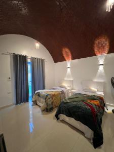 Un dormitorio con dos camas en una habitación. en Paradise Luxor, en Luxor