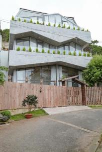 Kon Rung (1)Swan Suite Villa Đà Lạt的一栋门前有木栅栏的房子