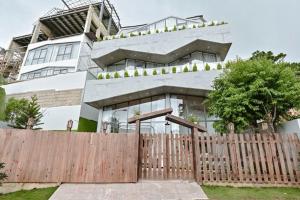 Kon Rung (1)Swan Suite Villa Đà Lạt的一栋门前有木栅栏的房子