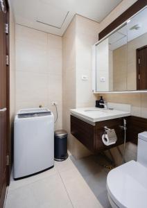 Un baño de Dominiks Green Heaven Epic Ocean View Tambuli Pool