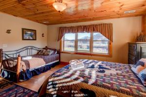 a bedroom with two beds and a window at New River Ramble in Todd