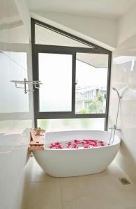 Kon Rung (1)Swan Suite Villa Đà Lạt的带窗户的浴室里的白色浴缸 更多9张照片