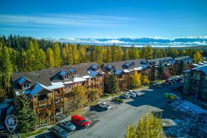 una vista aerea di un lodge con auto parcheggiate in un parcheggio di Kimberley Ridge by StayIn a Kimberley
