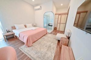 Kon Rung (1)Swan Suite Villa Đà Lạt的一间大卧室,配有一张床和镜子