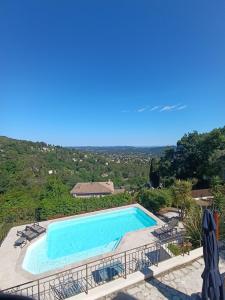 einen Pool mit Blick auf eine Villa in der Unterkunft Luxury Villa and Panoramic View in Spéracèdes in Spéracèdes