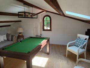 ein Wohnzimmer mit Billardtisch und Couch in der Unterkunft Luxury Villa and Panoramic View in Spéracèdes in Spéracèdes