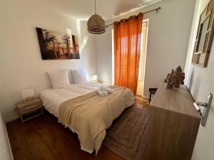 Un dormitorio con una cama grande en una habitación. en Le Magellan Coulommiers 77, en Coulommiers