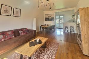 una sala de estar con un sofá y una mesa en Le Magellan Coulommiers 77, en Coulommiers