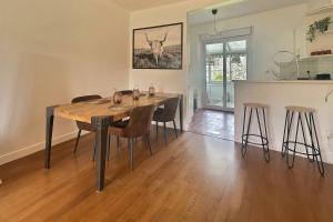 Un comedor con una mesa y algunas sillas. en Le Magellan Coulommiers 77, en Coulommiers