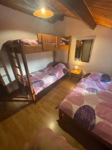 une chambre avec deux lits superposés dans une cabine dans l'établissement Gîte Pierre Blanche - Village De Gîtes, à Rosières