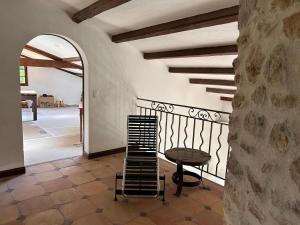 ein Flur mit einem Tisch und einer Treppe in einem Gebäude in der Unterkunft Luxury Villa and Panoramic View in Spéracèdes in Spéracèdes + 30 Fotos