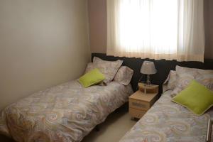 オロペサ・デル・マールにあるMarinador Josmar - Oropesaのベッドルーム1室(ベッド2台、ランプ、窓付)