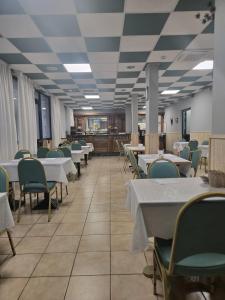 un comedor con mesas y sillas en Hotel Rigolfo, en Moncalieri