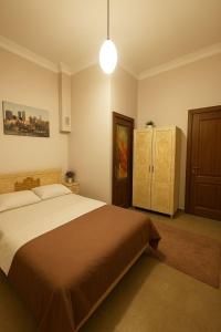 エレバンにあるC0lly F0rnianのベッドルーム1室(大型ベッド1台、キャビネット付)