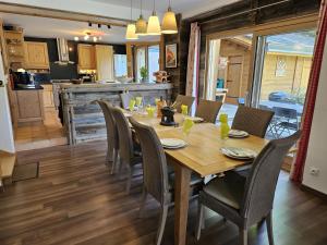 ブリッド・レ・バンにあるChalet La Hulotteの木製のテーブルと椅子のあるダイニングルーム +20枚の写真