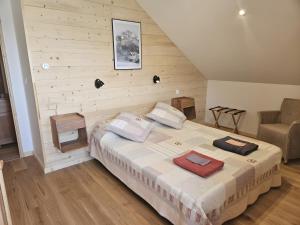 ブリッド・レ・バンにあるChalet La Hulotteの大きなベッドと椅子のある寝室