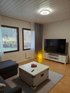 a living room with a tv and a coffee table at Kottaraispari in Imatra