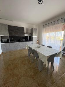 a dining room with a table and chairs in a kitchen at A pantanello da Nuzzo in Avola