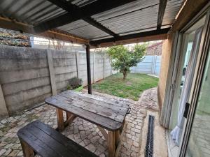 Κήπος έξω από το Sally's Place