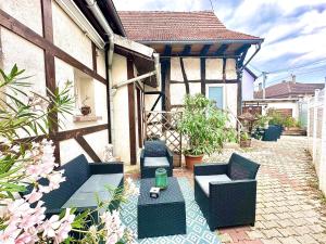 un patio al aire libre con sillas y mesa en Gîte au Giessen - Loft, en Biesheim