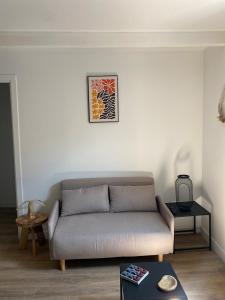 a living room with a couch and a table at Charmant T2 cosy à Mazamet in Mazamet