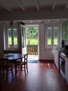 Η κουζίνα ή μικρή κουζίνα στο Charmant gîte à 3km du Lac de Pannecière