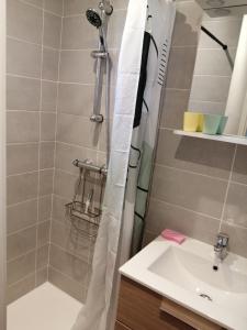 Ένα μπάνιο στο Charmant gîte à 3km du Lac de Pannecière