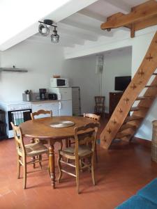 Η κουζίνα ή μικρή κουζίνα στο Charmant gîte à 3km du Lac de Pannecière +16 φωτογραφίες