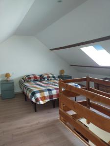 Ένα ή περισσότερα κρεβάτια σε δωμάτιο στο Charmant gîte à 3km du Lac de Pannecière