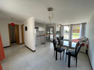eine Küche und ein Esszimmer mit Tisch und Stühlen in der Unterkunft Altos Del Plata 105 y 505 Colonia Uruguay in Colonia del Sacramento