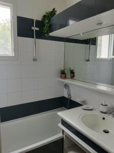 a bathroom with a sink and a bath tub and a sink at Appartement Belle vue mer, au calme avec climatisation et wifi 4 personnes in Grimaud