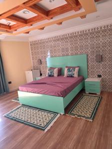 Sicca VeneriaにあるMaison D'hôte Dar Saidaのベッドルーム1室(緑のベッド1台付)