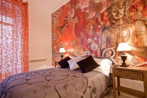 1 dormitorio con 1 cama y una gran pintura en la pared en Hostal Foster, en Madrid