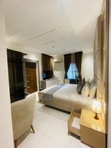 Una habitación de hotel con una cama grande y un sofá. en Proof Hotel Lekki, en Lagos 26 fotos más