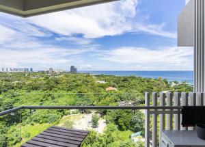 un balcón con vista al mar en Dominiks Green Heaven Epic Ocean View Tambuli Pool, en Lapu Lapu City