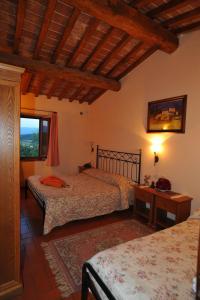- une chambre avec 2 lits et une fenêtre dans l'établissement La Torricella, à Poppi